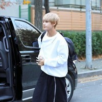 Boyband Korea BTS kerap tampil dengan konsep busana androgini. Baik untuk pemotretan atau sehari-hari para personel BTS pernah terlihat menggunakan busana wanita. Salah satunya V BTS yang tampak mengenakan baju serupa rok saat di bandara. Foto: ist