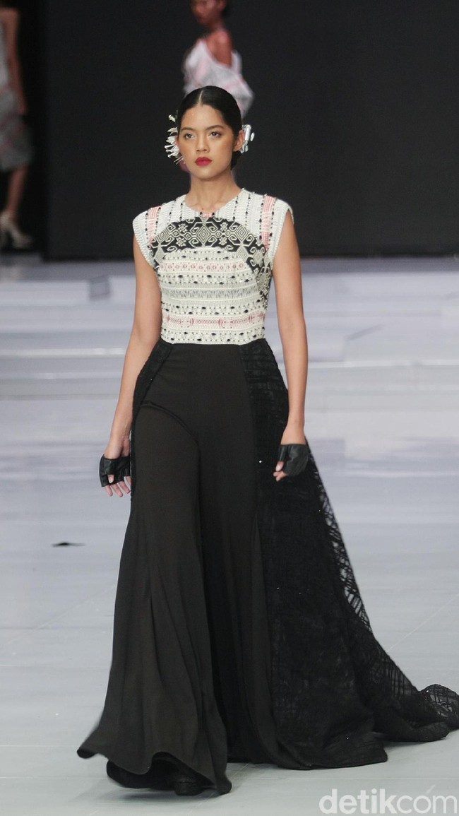Ivan Gunawan rilis koleksi busana dari kain ulos dalam fashion show bertema Great Toba di Indoneia Fashion Week 2018, Jakarta Convention Center, Jakarta. Rabu [28/03/2018]. [Foto: Mohammad Abduh/Wolipop]