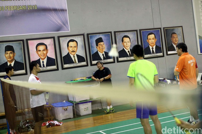 Berkenalan Dengan Arsitek Ganda Putra Bulutangkis Indonesia

Pelatih bulutangkis ganda putra Indonesia Herry Iman Pierngadi memberikan arahan kepada pebulutangkis ganda campuran  di Pelatnas, Cipayung, Jakarta Timur, Rabu (28/3/2018). Pelatih yang dijuluki dengan Pelatih Naga Api ini dipercaya oleh PBSI untuk mengarsiteki tim ganda putra. Grandyos Zafna/detikcom