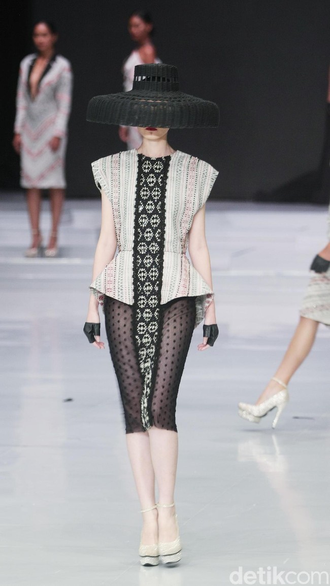 Ivan Gunawan rilis koleksi busana dari kain ulos dalam fashion show bertema Great Toba di Indoneia Fashion Week 2018, Jakarta Convention Center, Jakarta. Rabu [28/03/2018]. [Foto: Mohammad Abduh/Wolipop]