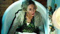 Bagaimana keluarga tersebut melalui teror para monster ditengah proses persalinan sang ibu? Simak jawabannya di bioskop kesayangan Anda! Dok. Jonny Cournoyer/Paramount Pictures.