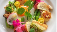 Penuh warna dan ceria jadi ciri khas tiap sajian di kafe ini. Seperti telur ceplok yang disajikan dengan kerang, scallop dan asparagus, dipercantik dengan edible flower.Foto: Instagram @cafelafayette