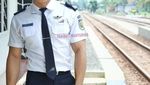 Petugas Stasiun di Tulungagung Ini Bikin Terpana dengan Badan Kekarnya