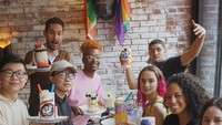 Bersama para foodies di Instagram, Kevin berkumpul bersama sambil menunjukkan warna-warni milkshake dengan berbagai topping. Foto: Instagram @kevin