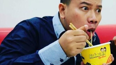 Intip 10 Gaya Makan Vicky Prasetyo yang Nyentrik Menggelitik