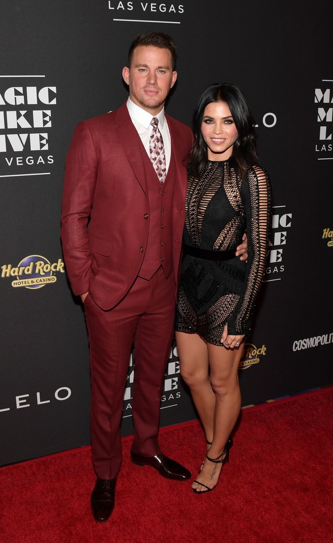 Gaun transparan nan menggoda menjadi andalan Jenna Dewan saat berpose di premier Magic Mike Live Las Vegas bersama sang mantan April 2017 lalu. Foto: Getty Images
