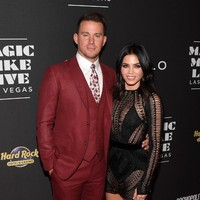 Gaun transparan nan menggoda menjadi andalan Jenna Dewan saat berpose di premier Magic Mike Live Las Vegas bersama sang mantan April 2017 lalu. Foto: Getty Images