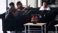 Bambang saat menunggu di lobi ruang tunggu KPK pukul 09.00 WIB. Bambang tampak mengenakan batik coklat, didampingi oleh lelaki berkemeja putih.