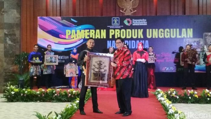 Menperin Airlangga Hartarto beli kerajinan bikinan napi/Foto: Hendra Kusuma/detikFinance Menperin Airlangga Hartarto beli kerajinan bikinan napi/Foto: Hendra Kusuma/detikFinance