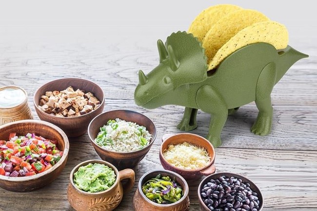 Meja makan Anda akan terlihat lebih menggemaskan dengan piring taco berbentuk dinasaurus seharga Rp 230 ribuan ini. Nggak penting tapi lucu, kan? Foto: Amazon