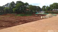 Padahal pembangunannya ditarget selesai dalam 1,5 tahun. dan dibangun oleh PD Pembangunan Sarana Jaya bersama PT Totalindo Eka Persada Tbk.
