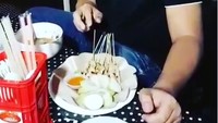 Kalo ini gaya makan Vicky saat menikmati seporsi sate taichan. Ia makan sate ayam bersambal pedas ini di dekat rumahnya di kawasan Bekasi. Foto: Instagram @vickyprasetyo777