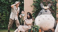 Putri Titian dan Junior Liem melakukan pemotretan bersama anak semata wayang mereka, Iori.  Foto: Instagram/ Istimewa