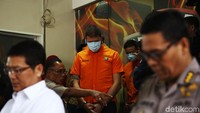 Salah seorang pelaku dihadirkan dengan memakai masker.