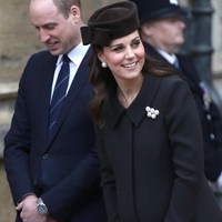 Juga hadir dalam balutan busana serba hitam, Kate Middleton. Istri Pangeran William yang tengah menantikan kelahiran anak ketiga itu mempercantik gaun bersiluet coat-nya dengan bros mutiara. Tidak ketinggalan topi yang dipermanis dengan aksen pita berukuran besar. (Foto: Getty Images)