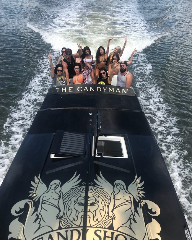 Inilah gaya liburan Travers bersama para wanitanya dengan kapal siar pribadinya. Mevvah! Foto: dok. Instagram