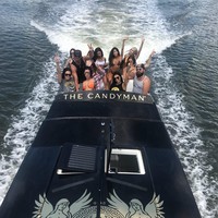 Inilah gaya liburan Travers bersama para wanitanya dengan kapal siar pribadinya. Mevvah! Foto: dok. Instagram