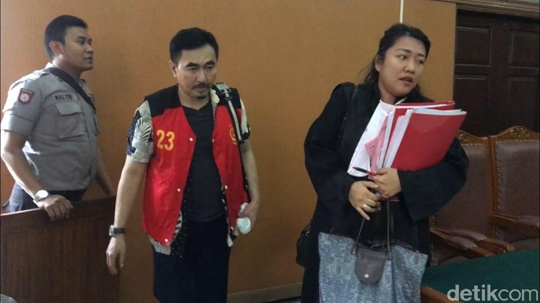 Terbukti Bujuk Anak-anak Berhubungan Intim, Aa Gatot Divonis 9 Tahun Bui Terbukti Bujuk Anak-anak Berhubungan Intim, Aa Gatot Divonis 9 Tahun Bui