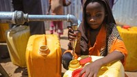 Anak kecil di Somalia pun ikut andil dalam mencari air bersih di kondisi krisis saat ini. Mohamed Abdiwahab/AFP/Getty Images.