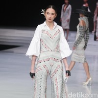 Ivan Gunawan rilis koleksi busana dari kain ulos dalam fashion show bertema Great Toba di Indoneia Fashion Week 2018, Jakarta Convention Center, Jakarta. Rabu [28/03/2018]. [Foto: Mohammad Abduh/Wolipop]