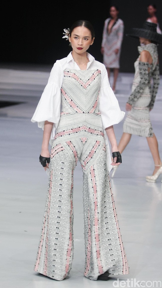 Ivan Gunawan rilis koleksi busana dari kain ulos dalam fashion show bertema Great Toba di Indoneia Fashion Week 2018, Jakarta Convention Center, Jakarta. Rabu [28/03/2018]. [Foto: Mohammad Abduh/Wolipop]
