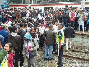 Huft, Begini Lho Padatnya Stasiun Duri Pagi Ini
