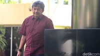 Sedangkan Albert Burhan juga pernah menjabat sebagai Vice President Treasury  Management PT Garuda Indonesia (Persero). 