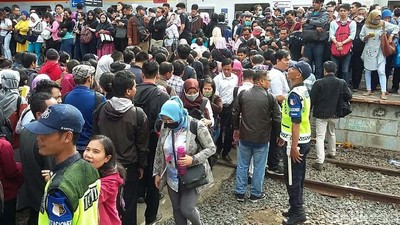 Padatnya Stasiun Duri Pagi Ini yang Bikin Merinding