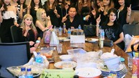 Waduh! Dikelilingi gadis-gadis cantik, Vicky kayaknya habis makan-makan. Di meja depannya ada banyak sisa makanan dan tumpukkan piring. Foto: Instagram @vickyprasetyo777