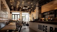 Tema rustic dan perpaduan desain modular serta tulisan menarik di setiap dinding, mendominasi interior kafe Moka Bros yang sering digunakan sebagai tempat nongkrong di Beijing. Foto: Istimewa