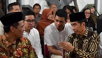Di rumah duka, ada pula Gubernur Jawa Tengah Ganjar Pranowo. Jokowi mengenakan kemeja batik, Ganjar mengenakan baju koko. Ada pula Gibran dan suami dari Kahiyang yakni Bobby Nasution. (Laily Rachev-Biro Pers Setpres)