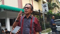Ia juga sempat bercanda-canda dengannya, sebelum Tio dilimpahkan ke Kejaksaan Negeri Jakarta Selatan.