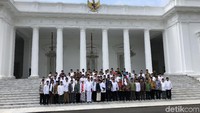 Usai pertemuan, para ulama kemudian berjalan kaki beberapa meter dari Istana Negara ke Istana Merdeka. Mereka kemudian berbaris bersama dengan Jokowi di tangga teras Istana Merdeka, Jl Medan Merdeka Utara, Jakarta Pusat.