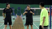 Khusus di All England, dua tahun berikutnya giliran Tony/Halim Haryanto yang naik podium tertinggi di ganda putra.