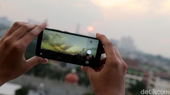 Selain bisa memotret secara otomatis, Anda juga bisa memotret dengan manual. Anda bisa menyetel shutter speed dari 1/1000 sampai 10 detik, ISO dari 100 sampai 1600, dan juga white balance. Foto: Muhammad Ridho