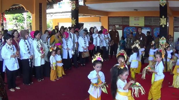 Kunjungi PAUD di Bali, Ibu Negara Disambut Tari Pendet