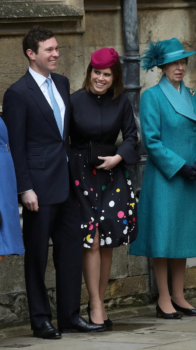  Menyempurnakan gaya Putri Eugenie, topi fuchsia dari Juliette Boterill Millinery, clutch hitam, serta heels berwarna senada. Yes, Princess Eugenia’s outfit is my favorite! komentar netizen di Instagram @theroyalwatcher. (Foto: Getty Images)