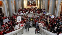 Aksi demo di Kentucky bahkan sampai memenuhi bagian dalam gedung legislatif setempat. Foto: Sam Greene, Cincinnati Enquirer, via USA TODAY NETWORK
