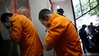 Para pelaku terus menutupi wajahnya dengan kedua telapak tangannya.