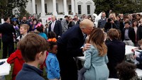 Trump mencium sang istri, Melania di tengah perayaan paskah.