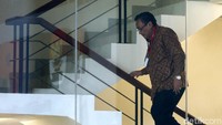 Anggota Dewan Perwakilan Rakyat (DPR) dari Fraksi Partai Demokrasi Indonesia Perjuangan (PDIP), Bambang Wuryanto memasuki gedung Komisi Pemberantasan Korupsi (KPK), Jakarta, Selasa (3/4) untuk memenuhi pemanggilan pemeriksaan.