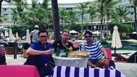 Bersama dua temannya, Vicky lagi liburan sambil bersantai makan pizza. Lagi liburan di mana nih? Foto: Instagram @vickyprasetyo777