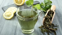 Dengan kepribadian yang terbuka dan friendly, Gemini cocok dengan green tea yang dipadukan bersama strawberry, daun mint, dan krim vanila manis. Foto: iStock