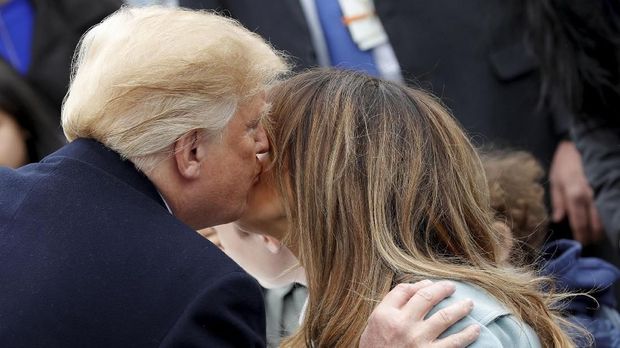 Donald mencium pipi Melania