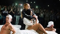 Kemudian ia dikejutkan dengan kedatangan Kehlani. Foto: Twitter Demi Lovato
