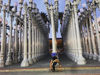  Kanya di depan salah satu karya seni Art of the Americas Building (_kayeazee_/Instagram)