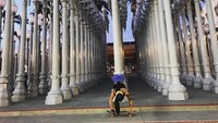 Begini gaya Kanya saat bermain skateboard di depan salah satu karya seni Art of the Americas Building (_kayeazee_/Instagram)