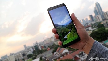 Sementara untuk dayanya ditunjang dengan baterai berkapasitas 4.130 mAh. Karena kapasitas baterai yang besar, Zenfone Max Plus juga bisa dipakai sebagai power bank. Foto: Muhammad Ridho
