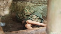 Ayahnya terpaksa memasung anaknya sendiri karena Kudroni sering mengamuk bahkan tidak mengenal nama anggota keluarganya lagi. 