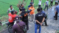 Empat tersangka yaitu Irval (22), Cecep (20) alias Oces, Cep Rudi (19) alias Uneng dan US (16) dihadirkan dan langsung memperagakan perannya masing-masing saat membunuh Ale, sapaan karib Alexander. Para pelaku ini merupakan komplotan begal. (Foto: Wisma Putra/detikcom)